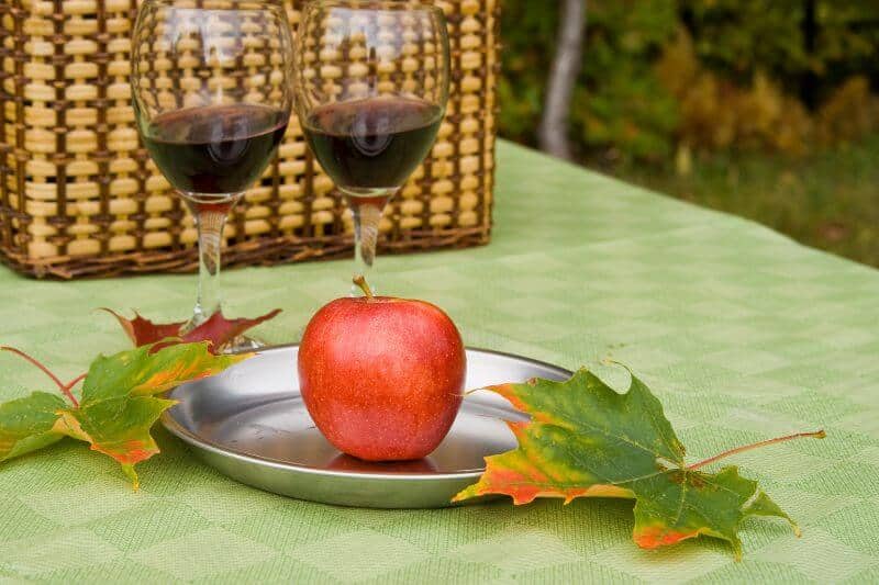 2 wineglasses with red apple in front